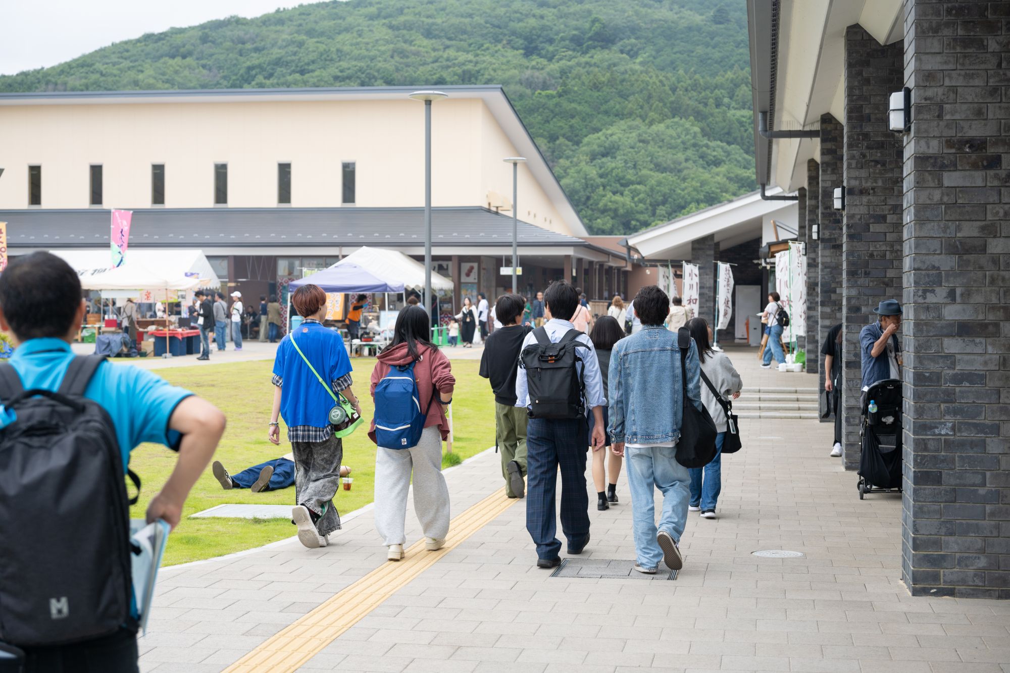 道の駅おがわまちを訪れる学生達