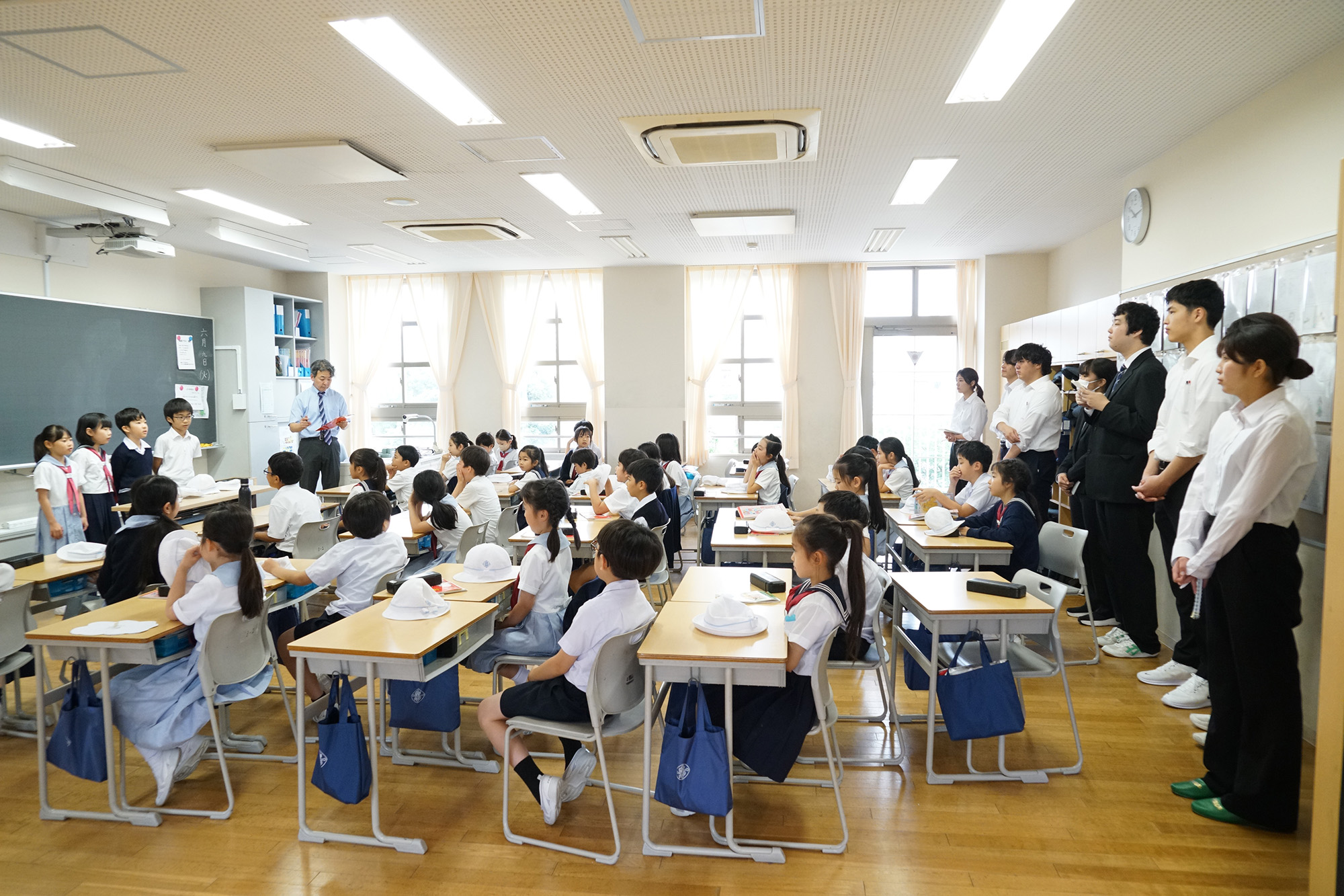 聖学院小学校で、3年生の国語の授業、4年生の算数の授業を見学しました
