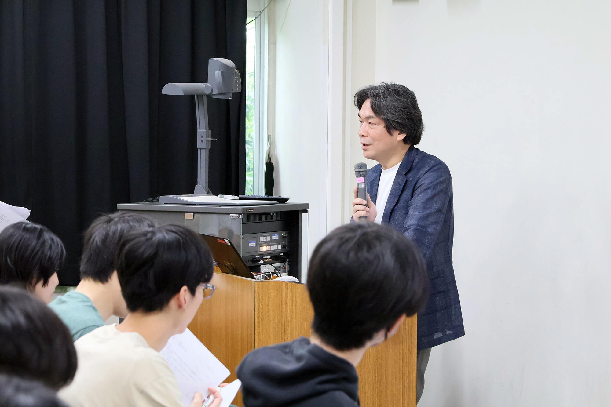 阿部先生による史料の解説に、教員も学生も一緒になって聞き入りました