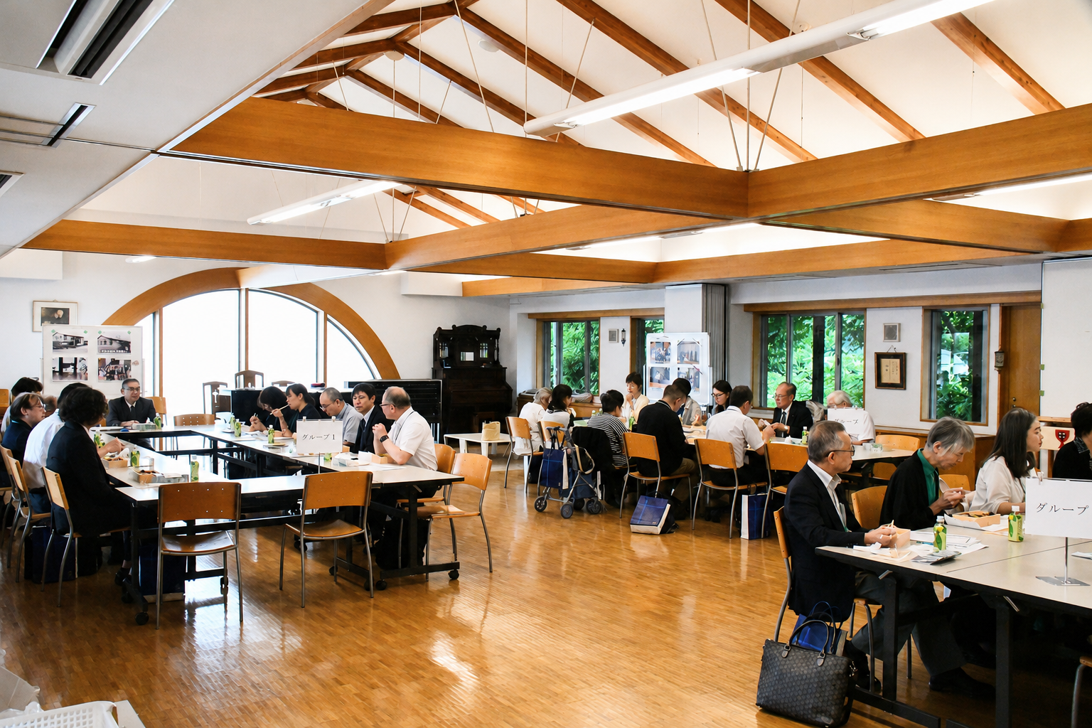 6グループに分かれ、教会と学校を越えて分かち合う