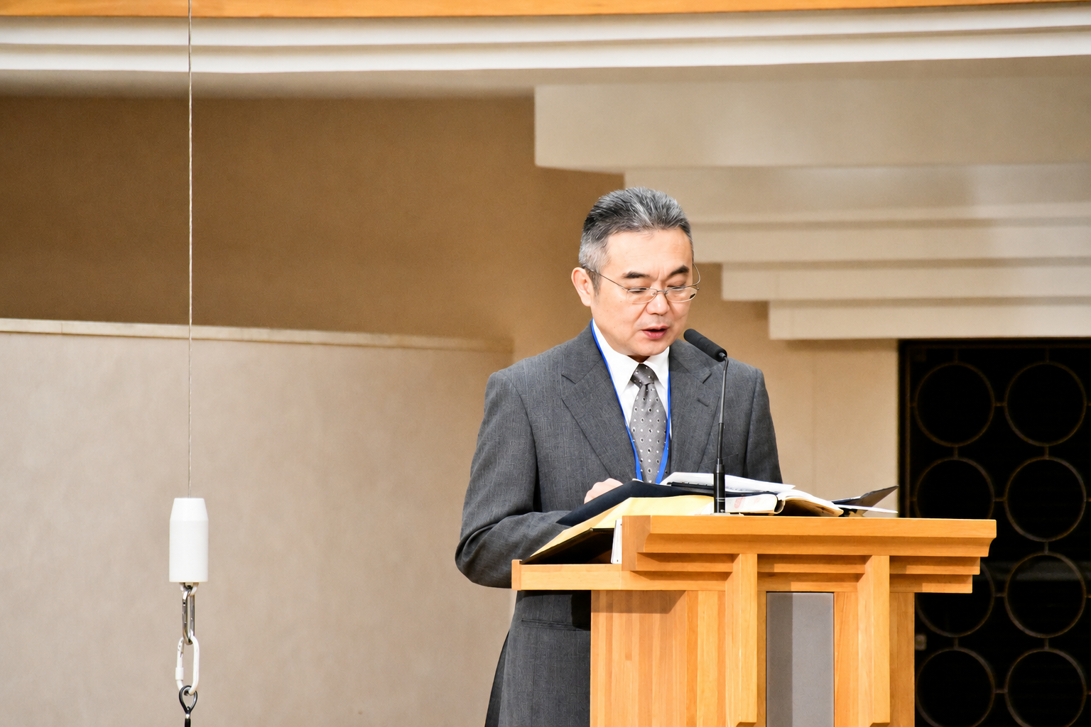 『山々を行き巡るものの足は美しい』──イザヤ書を朗読する開会礼拝