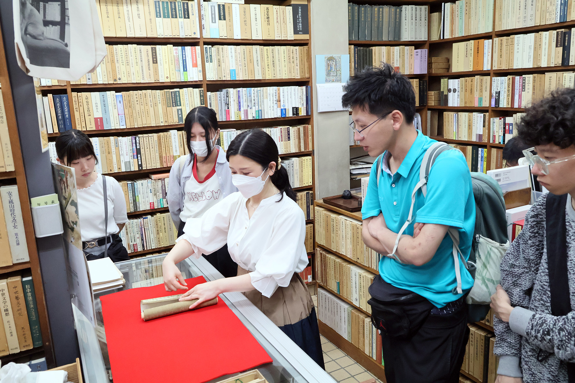 「日本書房」では、貴重な巻物の複製を特別に見せていただきました