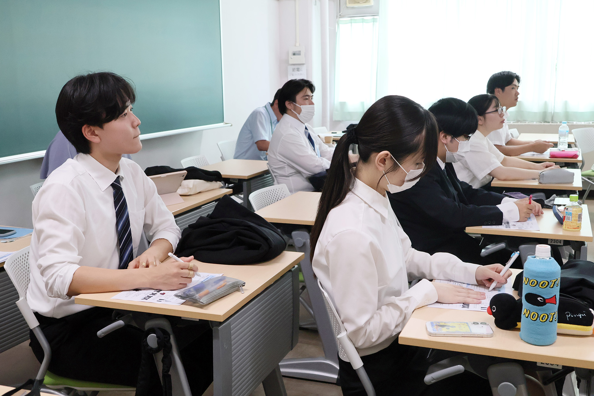 <p>聖学院大学の人文学部には、教職課程を通して先生を目指せる学びがあり、教職支援センターもその挑戦を支えています。今回行われたのは、教員採用試験の二次試験に向けた面接対策マナー講座。学生たちが学んだのは「相手に伝えること」の大切さと、本番を想定した練習の中で、面接の最初の5秒が持つ意味を体感していきました。</p>