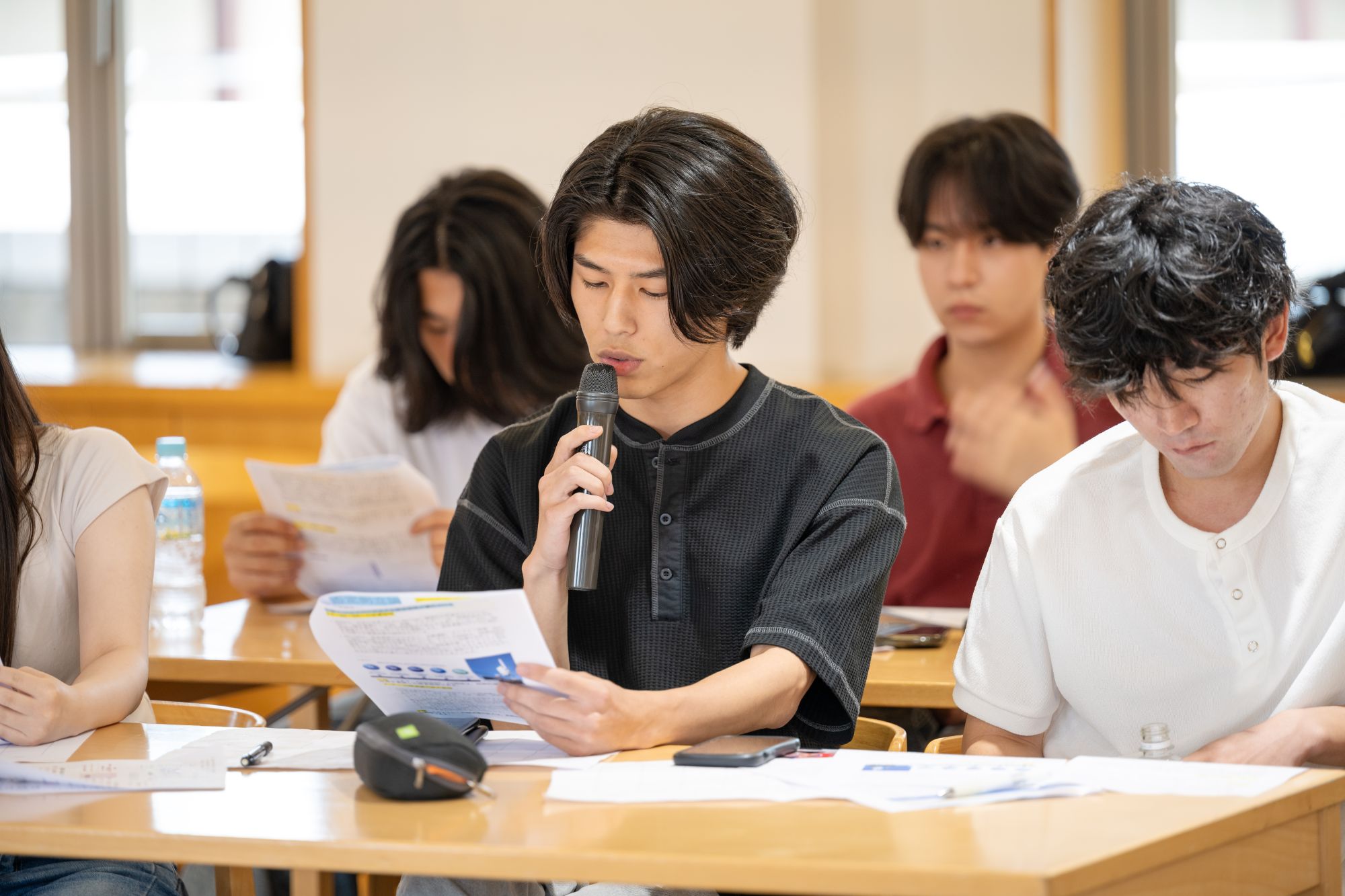 経営的に強い会社はどっちだ！？ ──政治経済学科・会計学ゼミ、ソフトバンクとKDDIを財務データで斬るディベート大会を開催