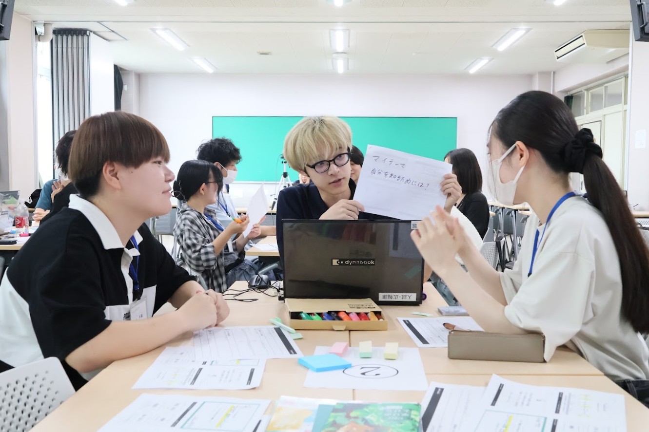 大学生活は、「問いを立てる力」を磨く時間。   アンバサダー入学生がヴェリタス祭の「マイテーマ」展示づくりに挑戦！