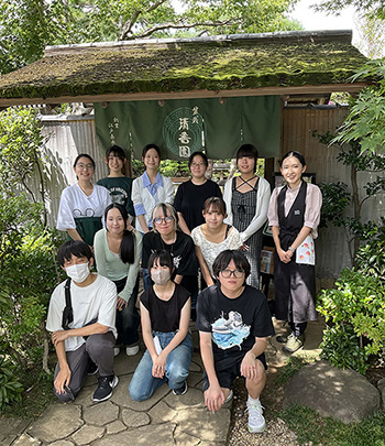 大宮盆栽村「清香園」で働く日本文化学科のOGを訪問