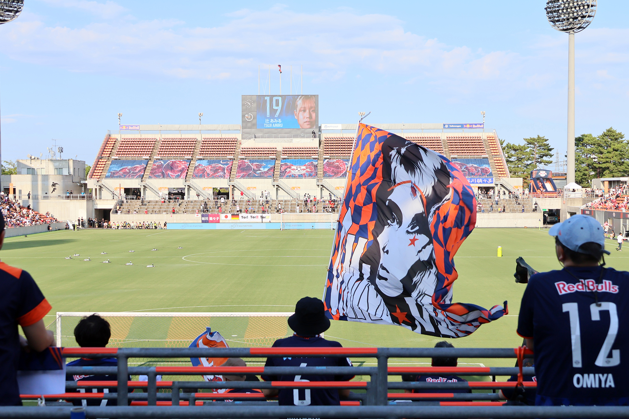 <p>「試合を観る」と「スタジアムで買い物をする」がつながると、観戦はもっと楽しくなります。RB大宮アルディージャが学生に託したのは「スタジアムで『買いたくなる気持ち』をつくろう」という課題。学生たちは企画を磨き上げ、真夏のNACK5スタジアム大宮でイベントを実現しました。サイン入りユニフォームが当たる抽選会の舞台裏に迫ります。</p>