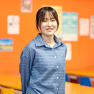 <p>総合型選抜・課題方式自己表現入試は、課題方式自己表現入試は各学科の課題に基づくレポートを試験当日に作成し、面接で自分の意見や考えを発表する入試です。問題をじっくり考えて書くのが得意——そんな思いを持つあなたにおすすめの入試です。課題方式入試を受験した古川さんの受験体験記をご紹介します。受験生の皆さん、ぜひ参考にしてみてください。</p>