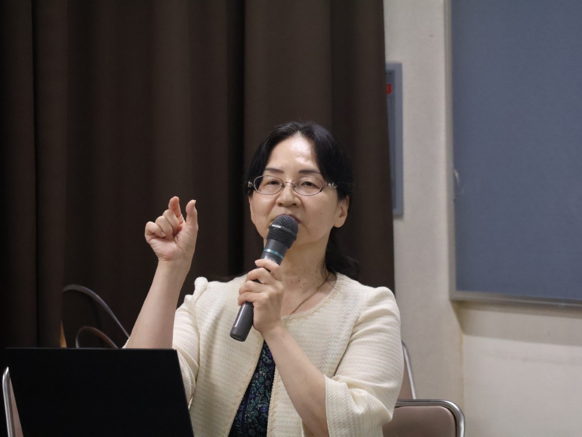 国際文化学科長・氏家理恵教授。専門はイギリス文学・英語圏文化。イギリス映画に関する講座のほか、エリザベス2世の国葬や天皇皇后両陛下訪英の歓迎式典のニュース解説も行う。